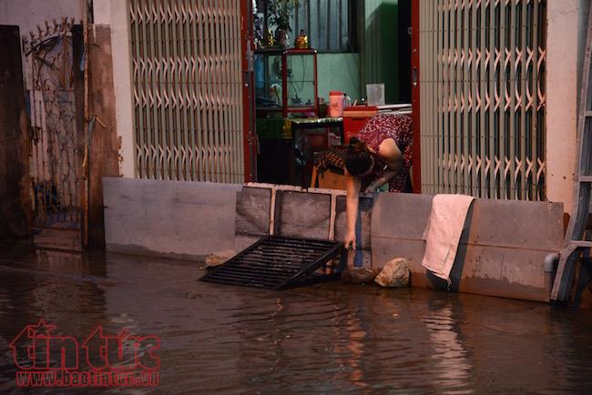 Người dân TP Hồ Chí Minh lại dầm mình trong nước triều cường ảnh 7