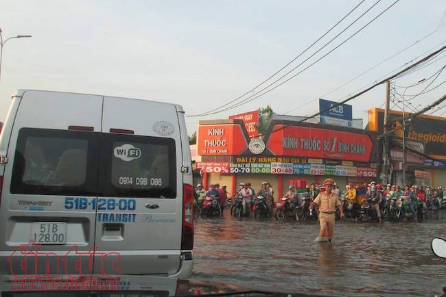 Người dân TP Hồ Chí Minh lại dầm mình trong nước triều cường ảnh 9