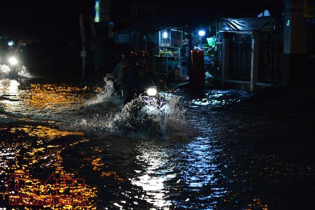 Người dân TP Hồ Chí Minh lại dầm mình trong nước triều cường ảnh 11