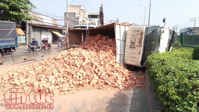 Lật xe tải chở gạch, giao thông tê liệt nhiều giờ ảnh 1