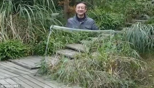 ‘Áo tàng hình’ gây xôn xao mạng xã hội Trung Quốc ảnh 1