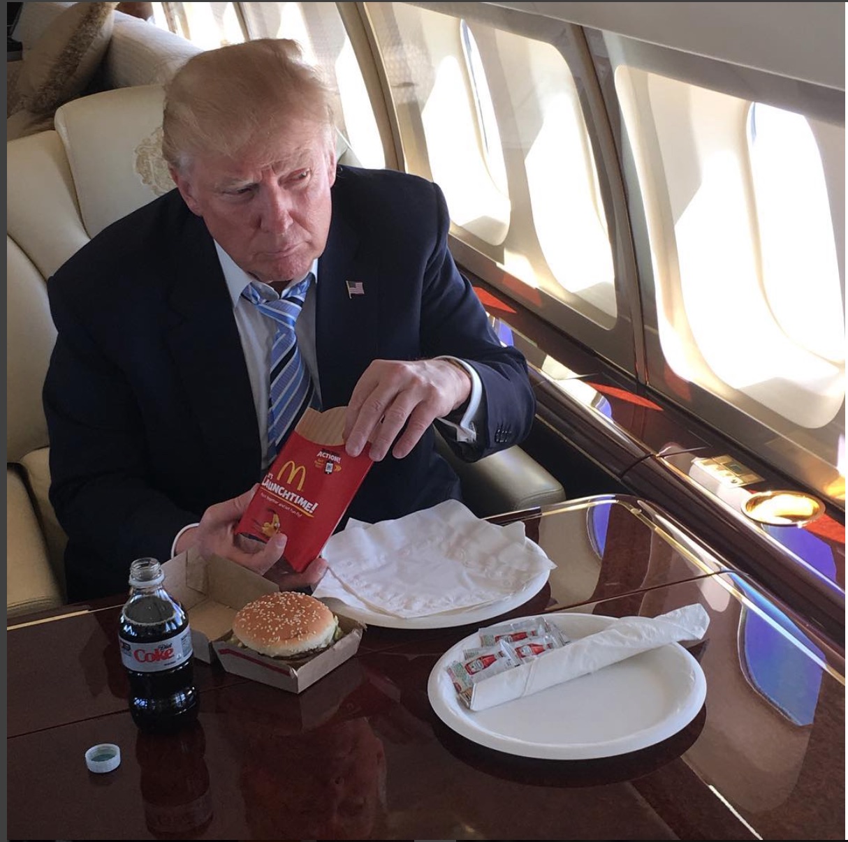 Uống 12 lon Coca mỗi ngày, Tổng thống Trump có thể mắc những bệnh này ảnh 1