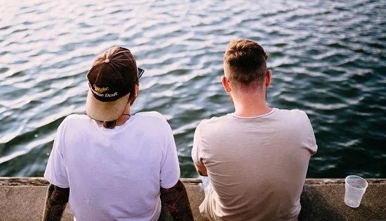 Nhà có anh, em trai dễ… đồng tính? ảnh 1