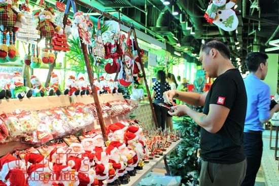 Nhộn nhịp thị trường giáng sinh tại TP Hồ Chí Minh ảnh 1