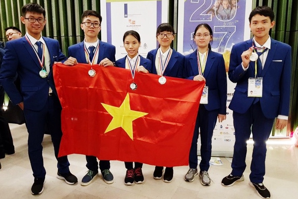 Cả 6 học sinh Việt Nam cùng giành giải Olympic khoa học trẻ quốc tế 2017 ảnh 1