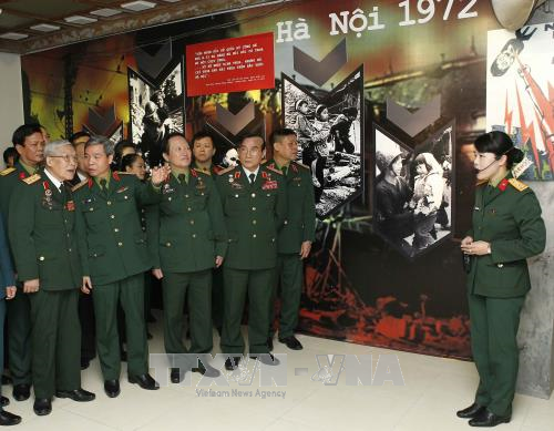 Triển lãm 'Bản hùng ca Điện Biên Phủ trên không' ảnh 1