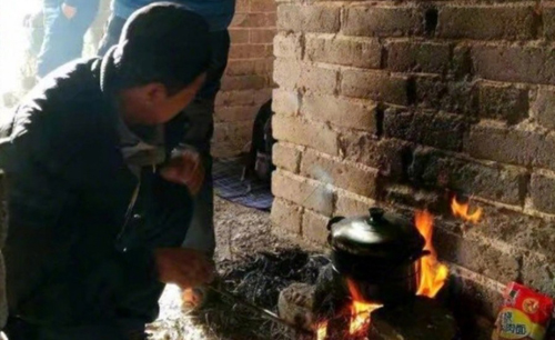 Du khách thản nhiên nhóm lửa nấu ăn tại Vạn Lý Trường Thành ảnh 1
