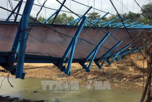 Cầu treo gãy đôi, một học sinh lớp 4 rơi xuống sông mất tích ảnh 1