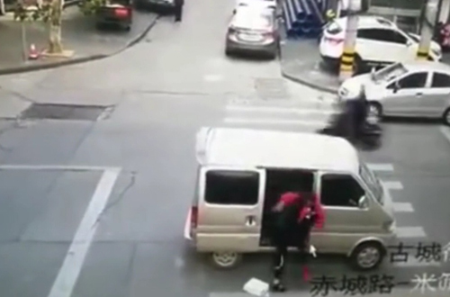 Tội phạm ngang nhiên bắt cóc nữ sinh ngay trên đường đông xe cộ ảnh 1