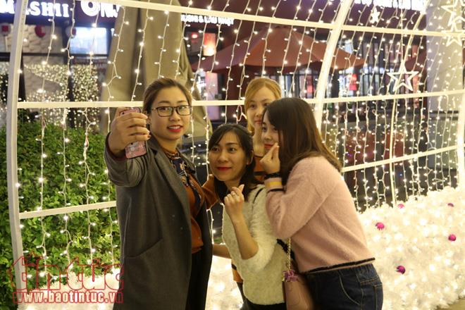 Giáng sinh tràn về từng con phố Hà Nội ảnh 5