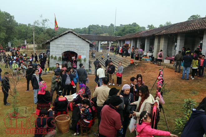 Rộn ràng phiên chợ Món ngon vùng miền tại Làng Văn hóa - Du lịch các dân tộc Việt Nam ảnh 1