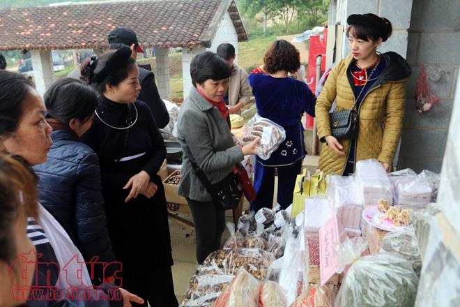 Rộn ràng phiên chợ Món ngon vùng miền tại Làng Văn hóa - Du lịch các dân tộc Việt Nam ảnh 3