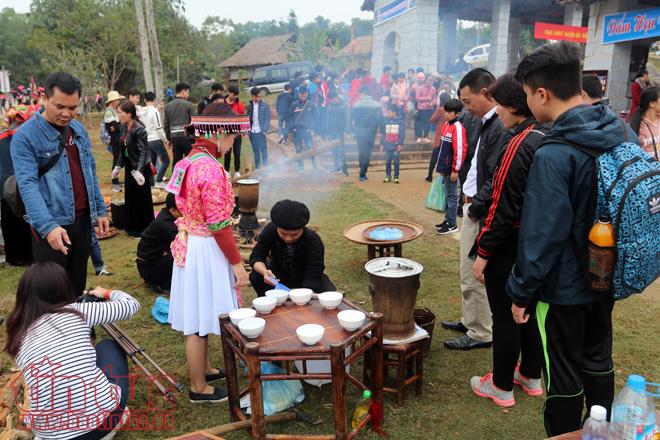 Rộn ràng phiên chợ Món ngon vùng miền tại Làng Văn hóa - Du lịch các dân tộc Việt Nam ảnh 8