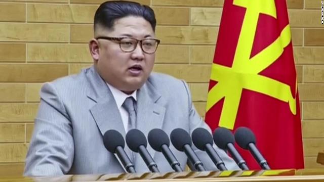 Nhà lãnh đạo Triều Tiên Kim Jong-un 'bắn' thông điệp gì qua bộ cánh mới diện đầu năm? ảnh 1