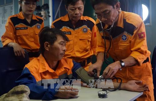 Đà Nẵng: Lai dắt tàu bị nạn cùng 4 thuyền viên về đất liền an toàn ảnh 1