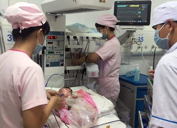 Cứu sống bé sơ sinh lộ hết ruột gan ra ngoài thành bụng ảnh 1