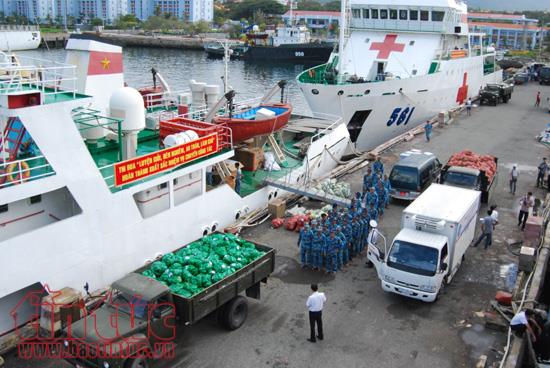Những chuyến tàu Tết mang tình cảm của đất liền đến với quân dân Trường Sa ảnh 1