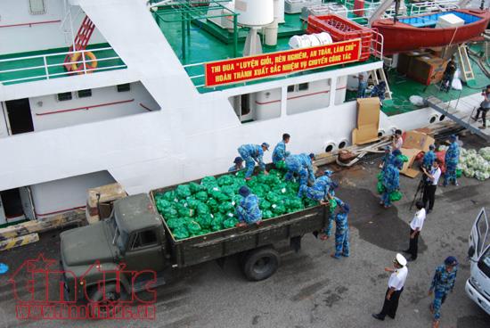 Những chuyến tàu Tết mang tình cảm của đất liền đến với quân dân Trường Sa ảnh 2