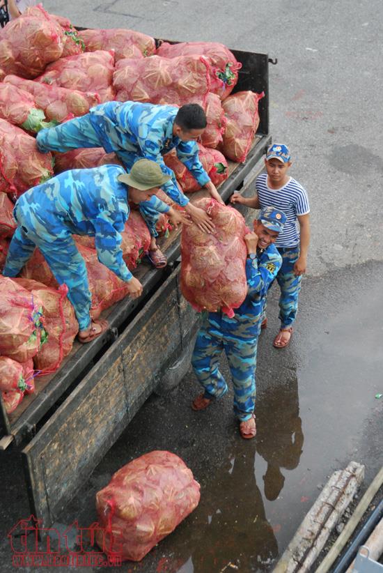 Những chuyến tàu Tết mang tình cảm của đất liền đến với quân dân Trường Sa ảnh 3