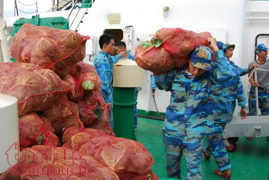 Những chuyến tàu Tết mang tình cảm của đất liền đến với quân dân Trường Sa ảnh 4