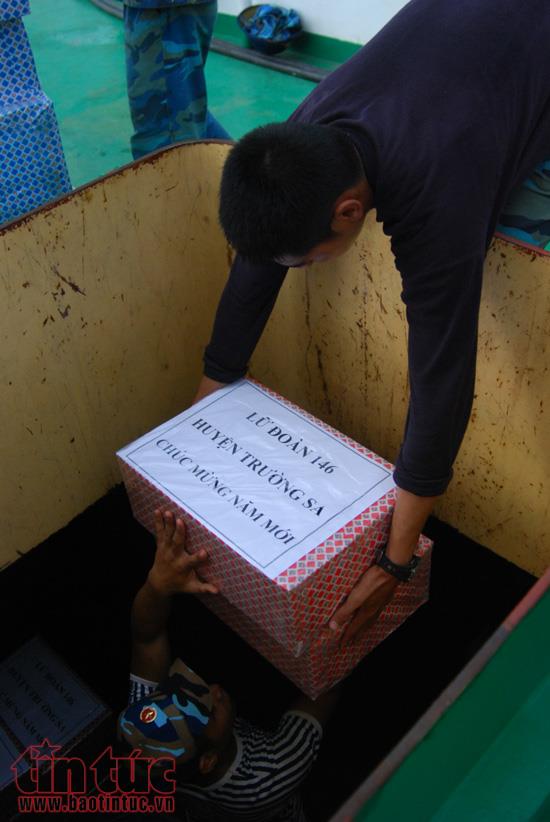 Những chuyến tàu Tết mang tình cảm của đất liền đến với quân dân Trường Sa ảnh 8