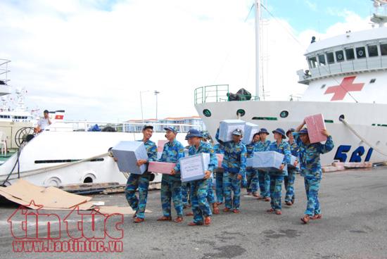 Những chuyến tàu Tết mang tình cảm của đất liền đến với quân dân Trường Sa ảnh 6