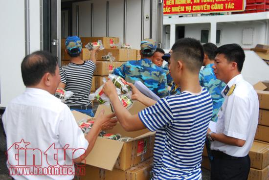 Những chuyến tàu Tết mang tình cảm của đất liền đến với quân dân Trường Sa ảnh 7