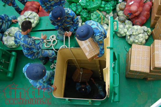 Những chuyến tàu Tết mang tình cảm của đất liền đến với quân dân Trường Sa ảnh 9