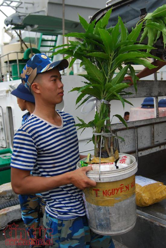 Những chuyến tàu Tết mang tình cảm của đất liền đến với quân dân Trường Sa ảnh 10