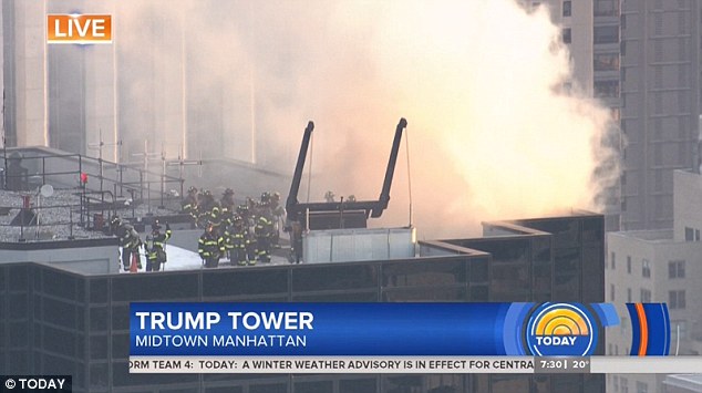 Cháy trên mái tòa Tháp Trump, khói bốc ngút trời ảnh 1