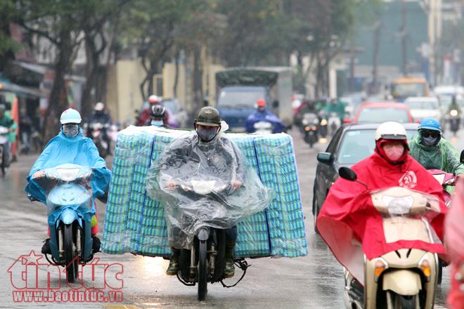 Hà Nội rét đậm, người lao động tê cóng trong mưa lạnh ảnh 1