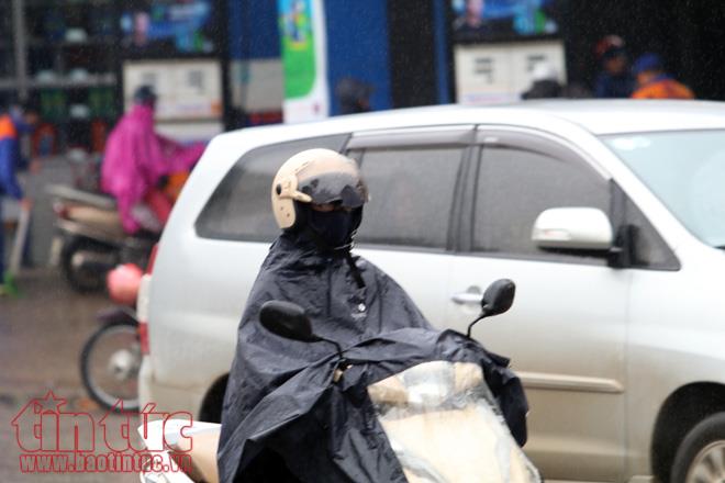 Hà Nội rét đậm, người lao động tê cóng trong mưa lạnh ảnh 2