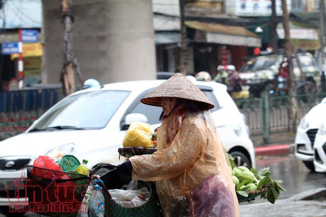 Hà Nội rét đậm, người lao động tê cóng trong mưa lạnh ảnh 3