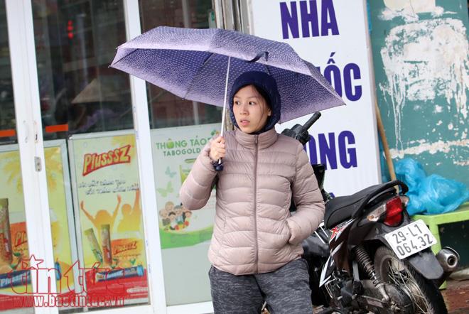 Hà Nội rét đậm, người lao động tê cóng trong mưa lạnh ảnh 4