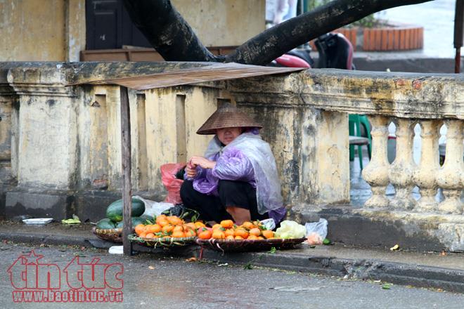 Hà Nội rét đậm, người lao động tê cóng trong mưa lạnh ảnh 5