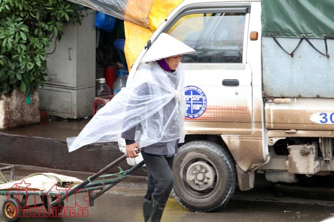 Hà Nội rét đậm, người lao động tê cóng trong mưa lạnh ảnh 6