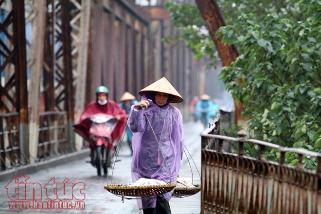 Hà Nội rét đậm, người lao động tê cóng trong mưa lạnh ảnh 8