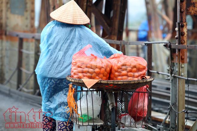 Hà Nội rét đậm, người lao động tê cóng trong mưa lạnh ảnh 9
