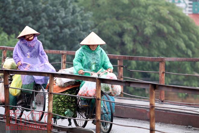 Hà Nội rét đậm, người lao động tê cóng trong mưa lạnh ảnh 12