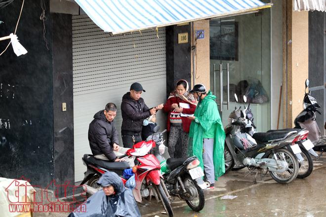 Hà Nội rét đậm, người lao động tê cóng trong mưa lạnh ảnh 14