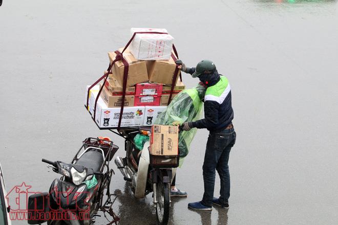 Hà Nội rét đậm, người lao động tê cóng trong mưa lạnh ảnh 17