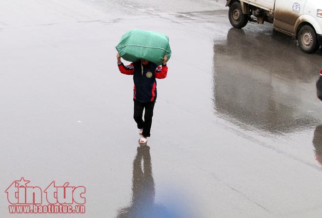 Hà Nội rét đậm, người lao động tê cóng trong mưa lạnh ảnh 16