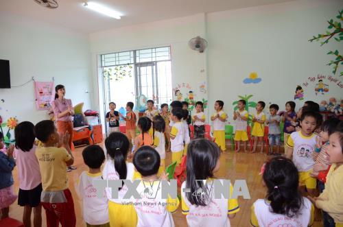100 giáo viên hợp đồng 8 tháng chưa được nhận lương ảnh 1