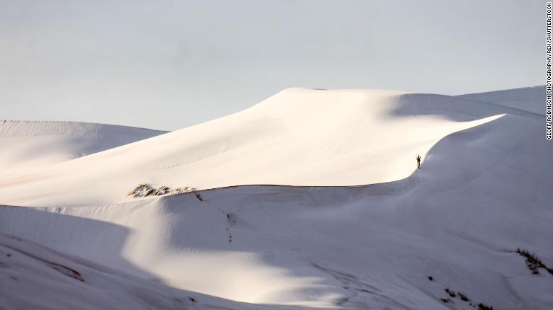 Ngắm sa mạc đỏ Sahara phủ trắng tuyết ảnh 1