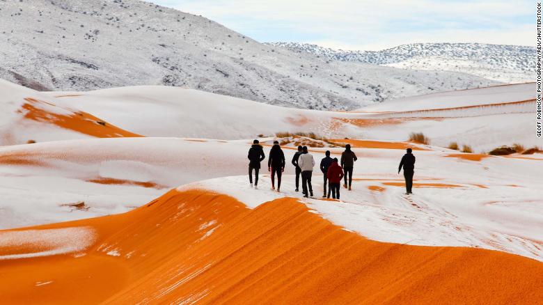 Ngắm sa mạc đỏ Sahara phủ trắng tuyết ảnh 2