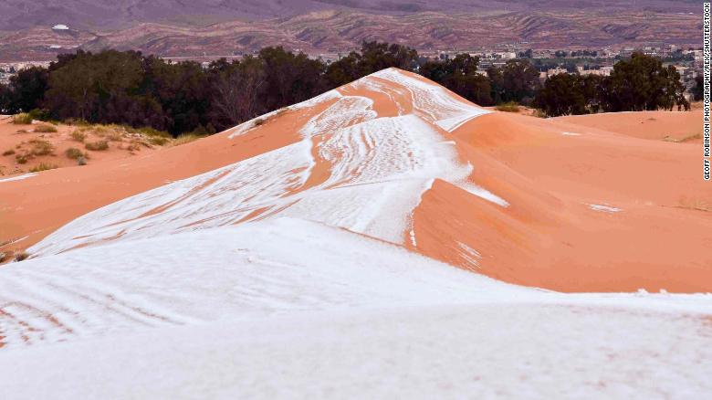 Ngắm sa mạc đỏ Sahara phủ trắng tuyết ảnh 3