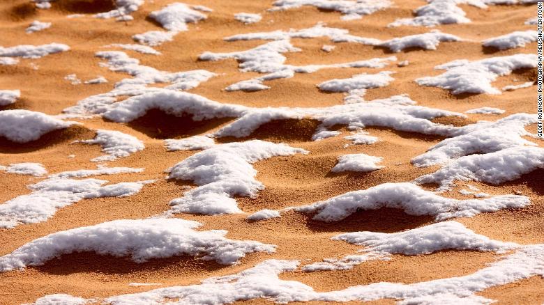 Ngắm sa mạc đỏ Sahara phủ trắng tuyết ảnh 4