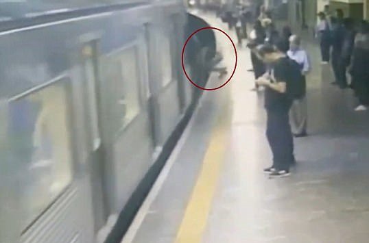 Video kẻ lạ mặt đẩy người phụ nữ vào tàu điện ngầm lao vùn vụt ảnh 1