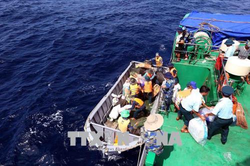 Đoàn công tác tàu Quân y 561 thăm, tặng quà tại đảo Phan Vinh và Tốc Tan ảnh 2