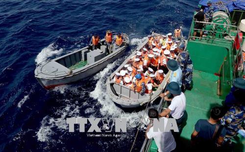 Đoàn công tác tàu Quân y 561 thăm, tặng quà tại đảo Phan Vinh và Tốc Tan ảnh 3